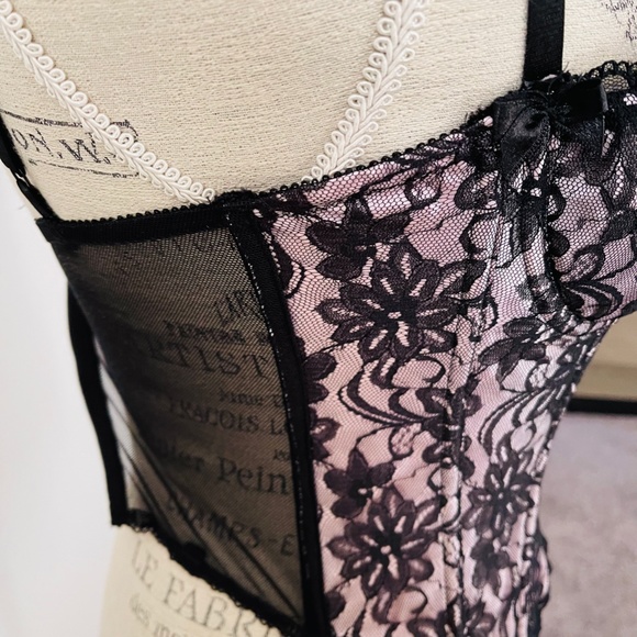 Fredricks of Hollywood Pink & Black Lace Corset - Picture 3 of 4